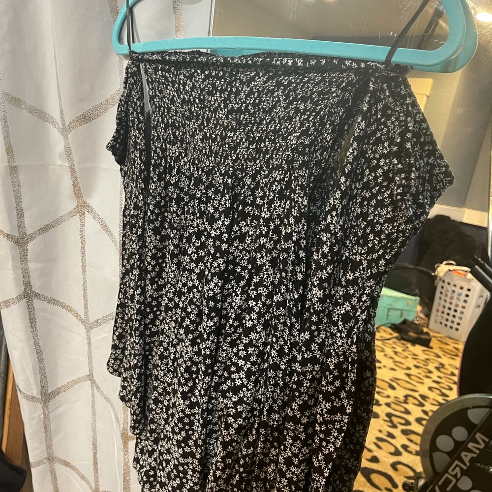 Black dress with white daisies - Picture 3 of 8